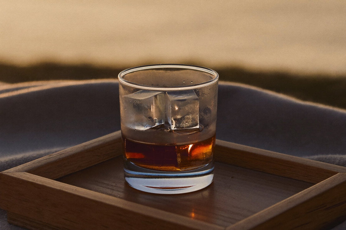 Glass med isbiter på et trebrett