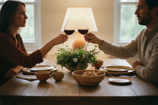 Et par skåler med vin ved spisebordet